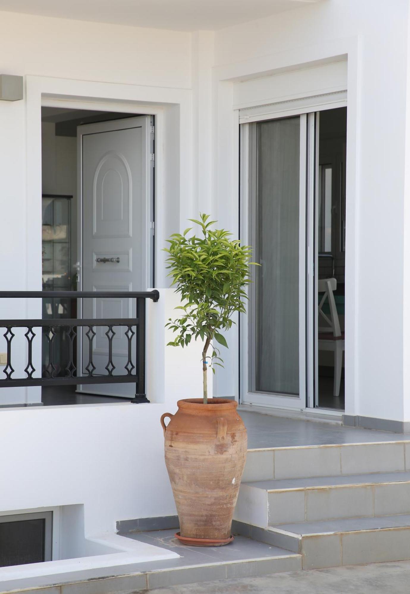 Helios Studios & Apartments Makrýgialos Exterior foto